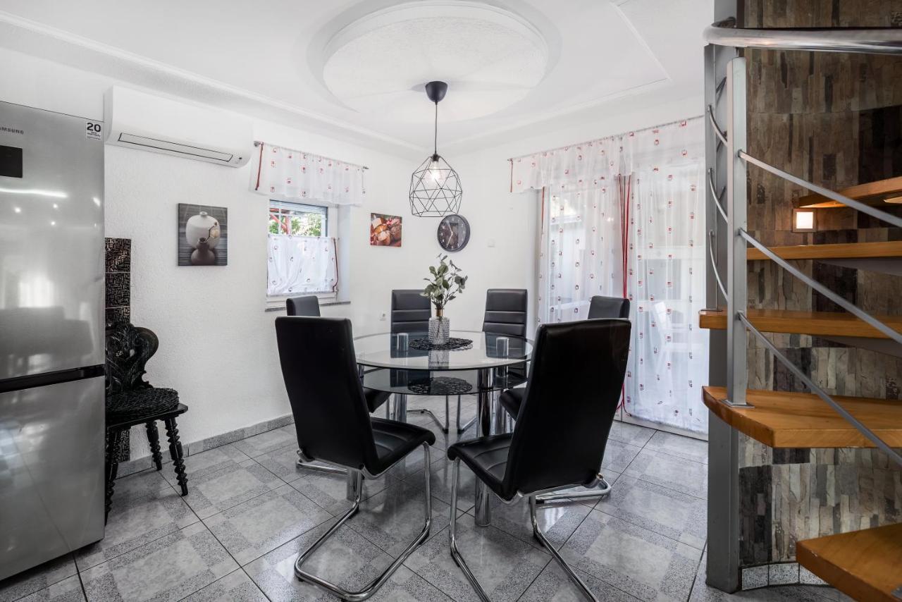 Villa Tratea - With A Heated Pool Tomici Экстерьер фото
