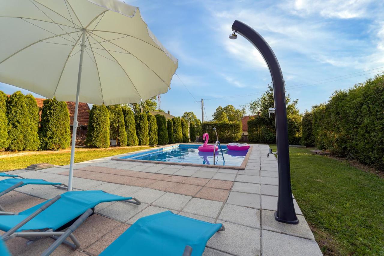 Villa Tratea - With A Heated Pool Tomici Экстерьер фото